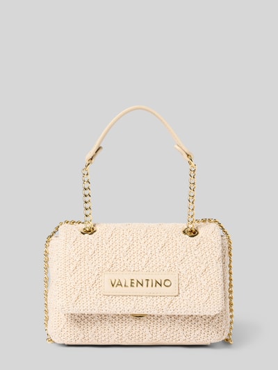 Produktfoto, Shoulder Bag mit Logo-Detail Modell 'Carina' von VALENTINO BAGS in Beige mit goldfarbener Ketten-Optik, Hauptfach mit Überschlag, Maße: Breite 21 cm, Länge 14 cm, Tiefe 10 cm, Schulterriemen 117 cm. Strukturiertes Material, rechteckige Form.