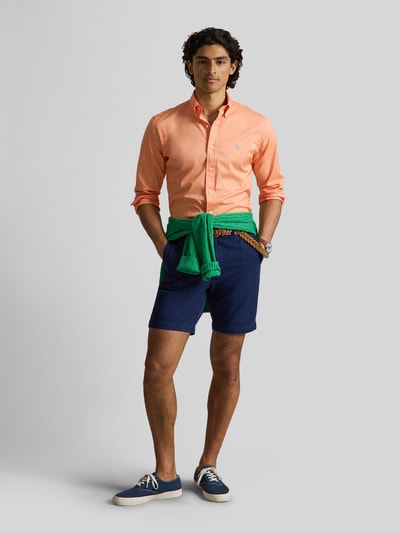 Mannenmodel draagt Regular Fit vrijetijdsoverhemd uit puur katoen van Polo Ralph Lauren, look: effen, twill, logo-stitching, lange mouw, button-downkraag, doorlopende knoopsluiting, sportmanchet, puur katoen, geheel lichaamsaanzicht voorkant.