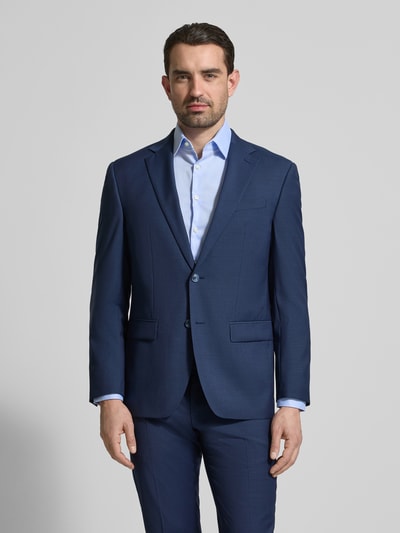 Männermodel trägt Regular Fit Anzugjacke mit Reverskragen von HECHTER PARIS, Elastischer-Material-Mix, Blau, Ganzkörperansicht von vorne. Brusttasche, Pattentaschen, 2-Knopfleiste, Rückenlänge 72 cm, Schulterbreite 66 cm, Ärmellänge 54 cm.