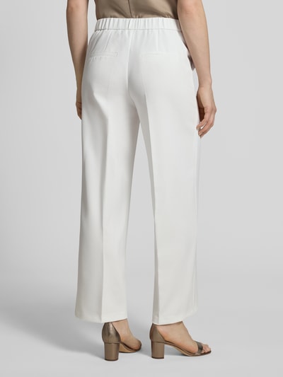 Frauenmodel trägt Regular Fit Weite HOSE mit Bügelfalten von s.Oliver BLACK LABEL, Optik: Unifarben, Twill, Ganzkörperansicht Rückansicht