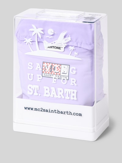 Produktfoto, Badehose mit Logo-Print Modell 'Lighting Pantone' von MC2 Saint Barth in Geschenkbox, lila Stoff, weißer Aufdruck, sichtbarer Logo-Patch