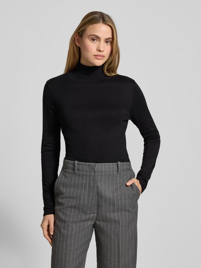 Frauenmodel trägt Longsleeve aus Viskose-Mix Modell 'MAFA' von ICHI in Schwarz mit Rollkragen, Ripp-Optik, Ganzkörperansicht von vorne.