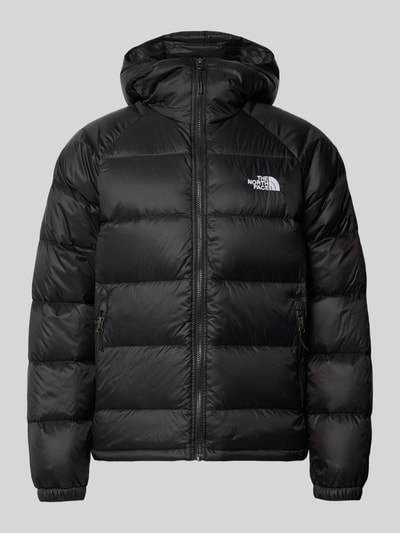 Produktfoto, schwarze Jacke mit Logo-Stitching und Kapuze von The North Face in geradem Schnitt, Reißverschlusstaschen, glatte Struktur