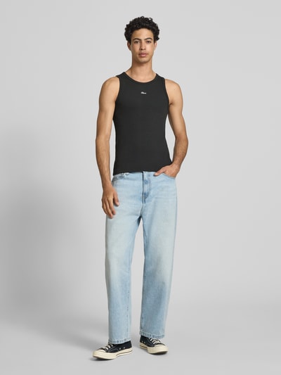 Mannelijk model draagt Tanktop in Ripp-Optik mit Label-Stitching van BLKVIS, katoen-elastaanmix, slim fit, zwart, vooraanzicht volledige lichaamsfoto