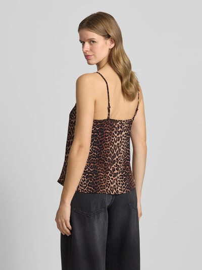 Frauenmodel trägt Relaxed Fit Blusentop mit Spitzenbesatz Modell 'TIFFANY' von Pieces, Optik: Unifarben, Passform: Relaxed-Fit, V-Ausschnitt, Applikation: Spitzenbesatz, Trägerform: verstellbare Spaghettiträger, Materialverarbeitung: Crêpe, Ganzkörperansicht Rückansicht.