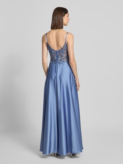 Männermodel trägt Abendkleid mit floralem Pailettenbesatz von Laona in Blau mit Spaghettiträgern, florales Stitching, krój slim fit, semitransparent, Szerokość w rozmiarze 36: 34 cm, Ganzkörperansicht Rückansicht.