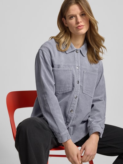 Frauenmodel trägt Regular Fit Hemdjacke aus reiner Baumwolle Modell 'MAIKO-BITTEN' von Only in Grau mit Nieten und Umlegekragen, Cordstruktur, Nahaufnahme Oberkörper.