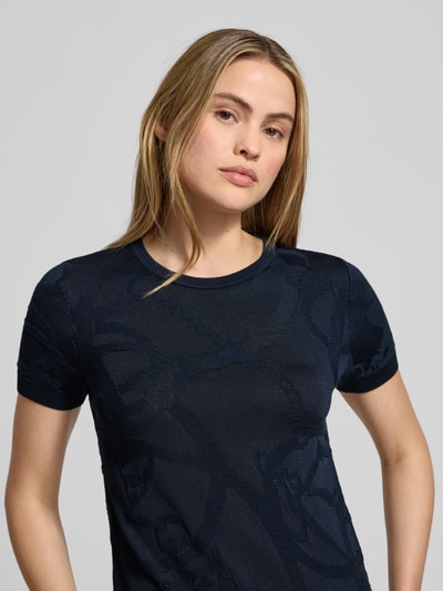 Frauenmodel trägt Strickpullover mit gerippten Abschlüssen Modell 'EYELAH' von Lauren Ralph Lauren, dunkelblau, Nahaufnahme Oberkörper. Viskose-Baumwoll-Mix, Regular Fit, Rundhalsausschnitt, kurze Ärmel.