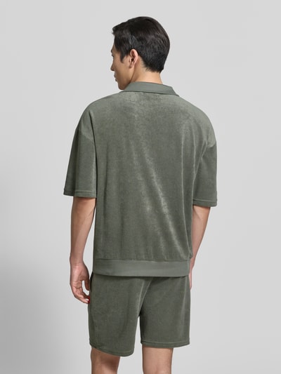 Männermodel trägt Regular Fit Poloshirt aus Baumwoll-Mix Modell 'TERRANCE' von HUGO, Optik: Unifarben, Passform: Relaxed-Fit, Label-Patch, Polokragen, Ärmelform: Kurzarm, Materialverarbeitung: Sweat, Ganzkörperansicht Rückansicht.