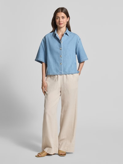 Vrouwenmodel draagt Relaxed Fit jeansblouse uit puur katoen van s.Oliver RED LABEL, denimlook, overhemdkraag, labelpatch, korte mouw, twill, knoopsluiting, vooraanzicht vol lichaam