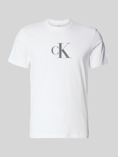 Produktfoto, weißes T-Shirt mit Rundhalsausschnitt und Logo von CK Calvin Klein aus reiner Baumwolle im Regular-Fit, Rückenlänge 70 cm bei Größe M, glatte Oberfläche