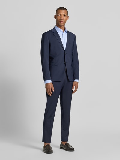 Männermodel trägt Slim Fit Business-Hemd mit Kentkragen von Jake*s aus Reine Baumwolle, Extralang, Knopfleiste, Sportmanschetten, abgerundeter Saum, Ganzkörperansicht von vorne.