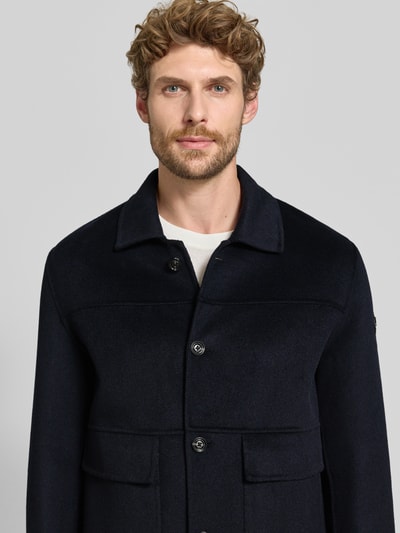Männermodel trägt Regular Fit Blouson aus Woll-Mix mit Kaschmir-Anteil von JOOP!, dunkelblau, klare Linien, glatte Textur, Nahaufnahme Oberkörper, Herren Bomberjacke / Blouson von JOOP! COLLECTION.