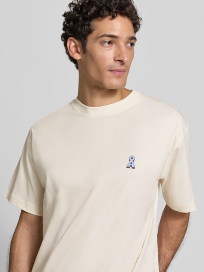 Männermodel trägt cremefarbenes Relaxe Fit Oversized Shirt aus reiner Baumwolle Modell 'ICONIC Å MAARKOS' von ARMEDANGELS, Herren Oversized Shirt, Nahaufnahme Oberkörper.