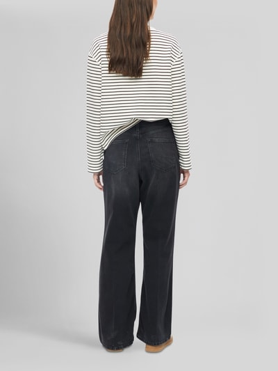 Vrouwenmodel draagt Wide Leg Jeans aus Baumwoll-Mix van s.Oliver RED LABEL in donkergrijs met lichte wassing, ganzkörperansicht rückansicht.