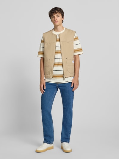 Männermodel trägt Straight Fit Jeans aus reiner Baumwolle Modell '505™' von Levi's®, blaue Farbe, strukturierte Oberfläche, Ganzkörperansicht von vorne.