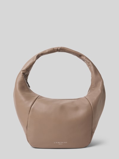 Produktfoto, Hobo Bag mit Label-Detail Modell 'FARRAH' von LIEBESKIND BERLIN in Taupe, Hauptfach mit Reißverschluss, Tragehenkel, Innenfach, Maße 40x26x20 cm, 68 cm Schulterriemen.