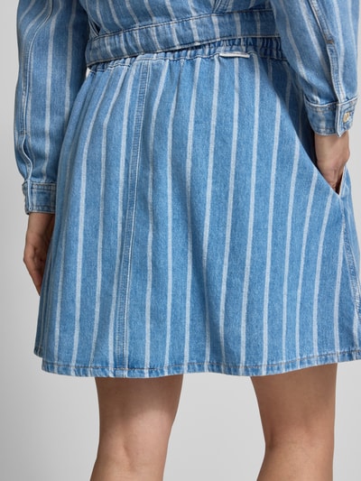 Frauenmodel trägt Regular Fit Mini-Rock aus reiner Baumwolle von Marc O'Polo Denim, Optik: Unifarben, Passform: Regular-Fit, Länge: Mini, Muster: Gestreift, Label-Patch, Tunnelzug, Bundabschluss: Elastisch, Materialverarbeitung: Twill, Material: Reine Baumwolle, Ganzkörperansicht Rückansicht.
