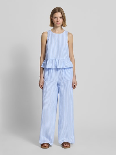 Frauenmodel trägt Wide Leg Pull-on-Hose mit Streifenmuster und Kordelzug von REVIEW aus Reine Baumwolle, hellblau-weiß, Ganzkörperansicht von vorne.