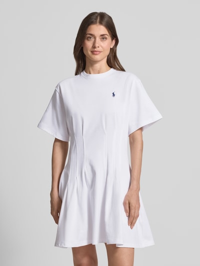Frauenmodel trägt Leicht ausgestelltes Sweatkleid aus reiner Baumwolle von Polo Ralph Lauren in Weiß, Melange-Optik, Mini-Länge, Logo-Stitching, gelegte Falten, Kurzarm, Materialverarbeitung: Sweat, Ganzkörperansicht von vorne.