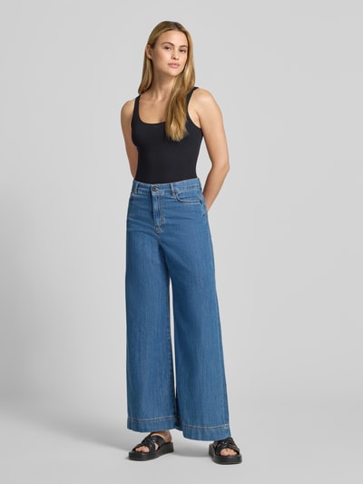 Vrouwenmodel draagt Body met Rundhalsausschnitt und breiten Trägern van SKINY in zwart, katoenmix met stretch, nauwsluitend model, drukknoopsluiting, ruglengte maat 36: 55 cm, Ganzkörperansicht von voren.