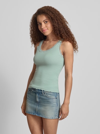 Frauenmodel trägt Slim Fit Tank Top aus Bio-Baumwoll-Mix Modell 'SARA' von Only, Optik: Unifarben, Spitzendetails, Feinripp, U-Ausschnitt, schmale Träger, Nahaufnahme Oberkörper.