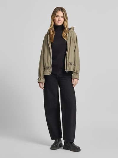 Vrouwenmodel draagt Jacke mit Zweiwege-Reißverschluss van Fuchs Schmitt in regular fit, khaki kleur, kap met tunnelkoord, ritszakken, frontale totaalopname