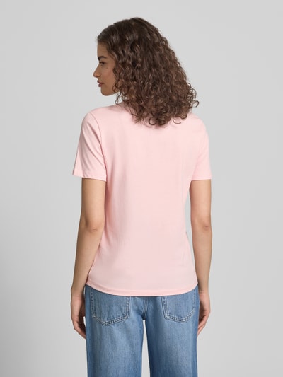 Frauenmodel trägt Damen T-Shirt Regular Fit T-Shirt aus reiner Baumwolle Modell 'KITA' von Only in Optik: Unifarben, zarte Rosa-Farbe, kurzarm, Jersey-Material, Ganzkörperansicht Rückansicht.