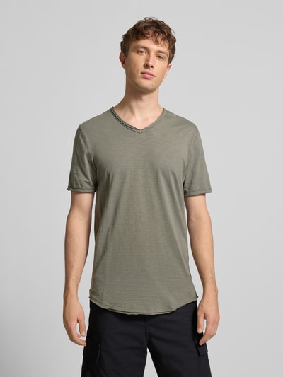 Männermodel trägt Regular Fit T-Shirt aus reiner Baumwolle Modell 'BENNE LONGY' von Only & Sons, unifarben, V-Ausschnitt, kurzarm, Rollsaum, Ganzkörperansicht von vorne
