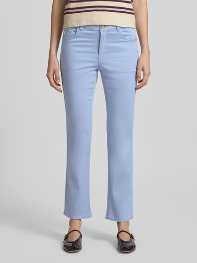Kobiece modelka nosi Flared Fit Jeans mit Lyocell-Anteil Modell 'Ashley' von MOS MOSH, mieszanka bawełny i lyocellu, jasnoniebieski kolor, zapięcie na guzik i zamek błyskawiczny, szerokość w rozmiarze 27: 39 cm, długość wewnętrzna nogawki w rozmiarze 27: 72 cm, pełny widok z przodu.