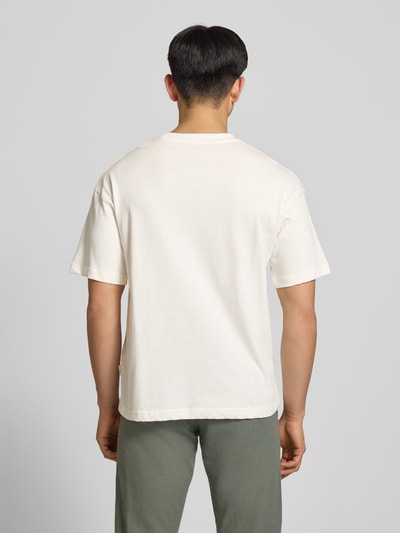 Männermodel trägt T-Shirt mit Rundhalsausschnitt von Jack & Jones aus reiner Baumwolle, Regular-Fit, Print, Rückenlänge 70 cm, Ganzkörperansicht Rückansicht.