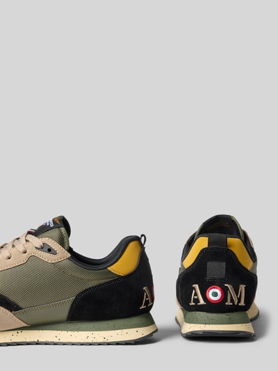 Produktfoto, Sneaker mit Logo-Detail Modell 'Firenze' von Aeronautica Militare, Beige und Schwarz, runde Form, profilierte Sohle, Logo am Fersenbereich, Schafthöhe 9 cm, Schaftweite 10 cm, Absatzhöhe 3 cm, kontrastfarbene Elemente, Rauleder- und Mesh-Textur, für Herren.