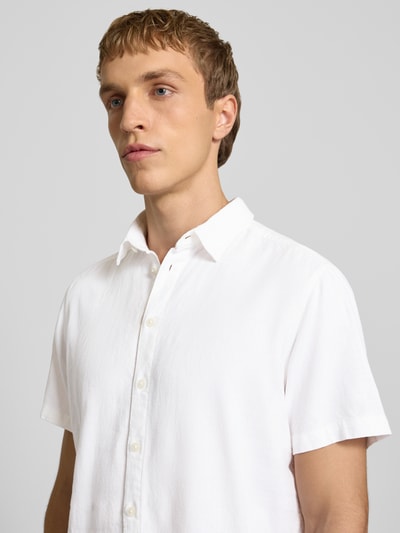 Männermodel trägt Slim Fit Leinenhemd mit Viskose-Anteil Modell 'Bobby' von Blend in Weiß, Kurzarm, Kentkragen, Nahaufnahme Oberkörper