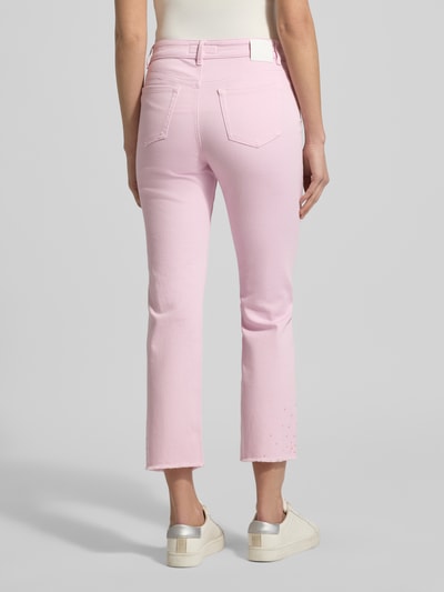 Vrouwenmodel draagt Slim Fit Jeans met Fransen van Marc Cain, roze, Mix van katoen en elastaan, steekzakken, franjes, broek van achteren.
