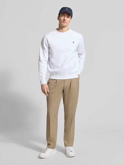 Männermodel trägt Regular Fit Sweatshirt aus Baumwoll-Mix von Polo Ralph Lauren, wit, unifarben, logo-detail, lange mouwen, geribde boorden, crew neck, sweatmateriaal, Ganzkörperansicht von vorne