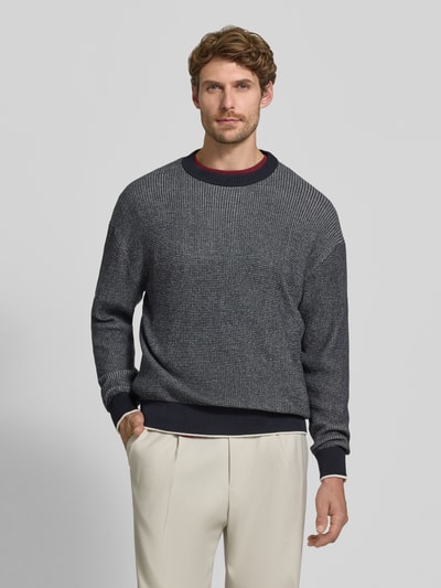 Männermodel trägt Regular Fit Strickpullover aus reiner Baumwolle von HECHTER PARIS, dunkelgrau meliert, elastische Abschlüsse, Ganzkörperansicht von vorne.