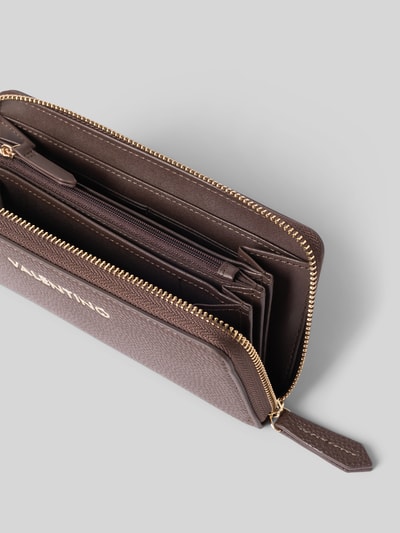 Produktfoto, braunes Portemonnaie mit Logo-Detail Modell 'BRIXTON' von Valentino Bags, strukturierte Lederoptik, goldfarbener Reißverschluss. Damen Portemonnaie von Valentino Bags