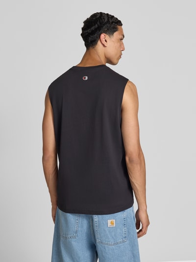 Männermodel trägt Top mit Label-Stitching und Rundhalsausschnitt von CHAMPION, Reine Baumwolle, Regular-Fit, Rückenlänge 71 cm, Ganzkörperansicht Rückansicht.