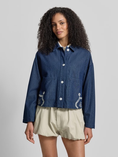Frauenmodel trägt Relaxed Fit Jeansbluse aus Baumwolle von Jake*s Casual in Denim-Optik, mit Motiv-Stitching und aufgesetzten Taschen, Ganzkörperansicht von vorne.