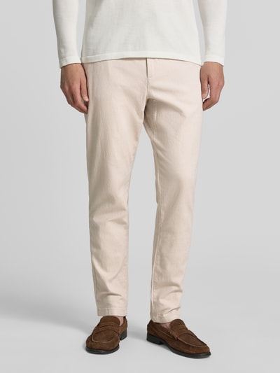 Męski model nosi Regular Fit Chino aus Baumwoll-Mix od Tom Tailor, jasnobeżowy melanż, bawełniany materiał, boczne kieszenie, widok z przodu, zbliżenie na dolną część ciała.