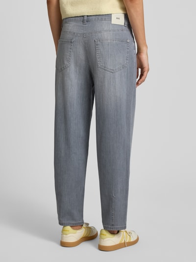 Frauenmodel trägt Straight Fit Jeans in verkürzter Passform Modell 'Bobbie' von MAC, grauer Baumwoll-Mix, Rückansicht Ganzkörperansicht.