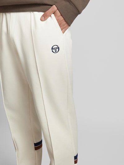 REVIEW Regular Fit Trackpants mit fixierten Bügelfalten Offwhite 3