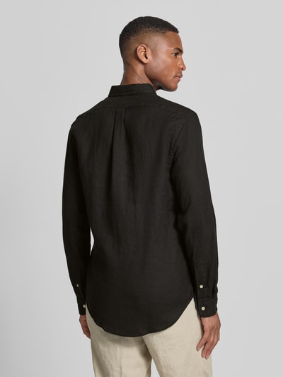 Mannenmodel draagt Slim Fit Vrijetijdsoverhemd uit puur linnen van Polo Ralph Lauren, effen zwart, lange mouw, rompzoom afgerond, sportmanchet, button-downkraag, logodetail, gevlamd garen, Ganzkörperansicht Rückansicht.
