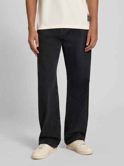 Männermodel trägt zwarte straight fit jeans met 5-pocketmodel, katoenmix, Model 'LANDON' van Carhartt Work In Progress, Ganzkörperansicht von vorne.