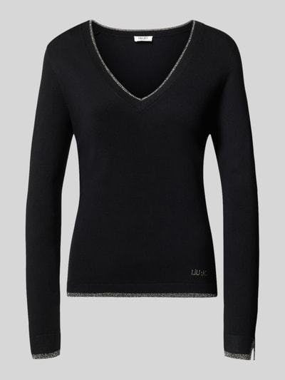 Produktfoto, schwarzes Slim Fit Longsleeve aus reine Viskose Modell 'Maglia Chiusa' von Liu Jo White mit silberfarbenem Logo-Detail und V-Ausschnitt, glatte Textur, Rückenlänge 57 cm, Ärmellänge 61 cm.