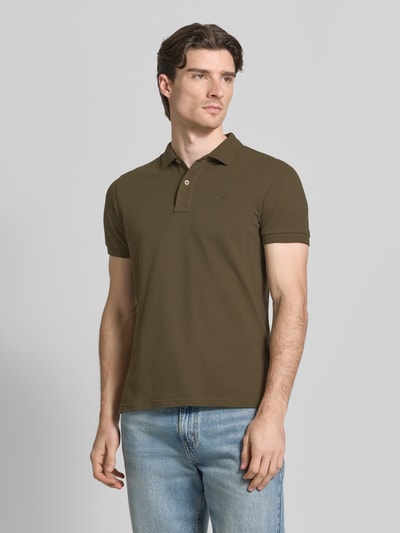 Männermodel trägt Slim Fit Poloshirt mit Logo-Stitching von Geox aus reiner Baumwolle in Oliv, Strukturmuster, Nahaufnahme Oberkörper