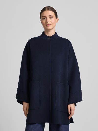 Vrouwenmodel draagt Comfort Fit Wollmantel met Schal im Set Modell 'FULCRO' van Weekend Max Mara, effen donkerblauw, wolmix, opstaande kraag, drukknopen, lange kimonomouwen, opgestikte steekzakken, rompzoom met zijsplitten, ganzkörperansicht van voren.