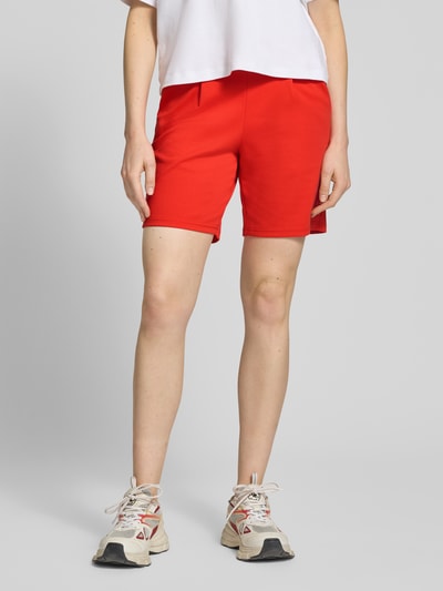 Vrouwenmodel draagt Shorts met elastische band model Kate van ICHI in rood, materiaalmix met viscose, regular fit, binnenbeenlengte 18 cm, bandwijdte maat S 39 cm, voorkant volledige lichaamsaanzicht.