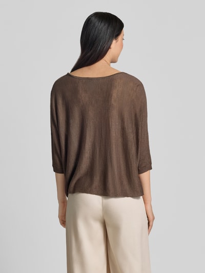 Frauenmodel trägt Relaxed Fit Oberteil aus Leinen-Mix mit Viskose-Anteil von Comma, Strick-Optik, braun, Rundhalsausschnitt, 3/4-Arm, Rückenlänge 56 cm, Ganzkörperansicht Rückansicht.