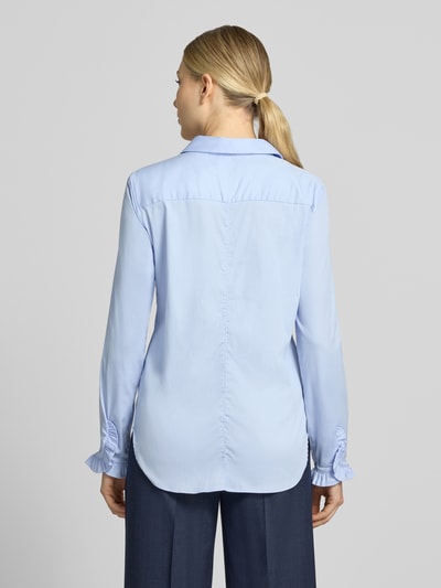 Modelka nosi bluzkę koszulową z mieszanki bawełny, krój slim fit, model 'Mattie' od MOS MOSH, falbany, kolor jasnoniebieski, widok całej sylwetki z tyłu. Długość tyłu w rozmiarze S: 70 cm, długość rękawa: 62 cm